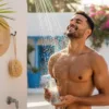 Douche Masculine en Été