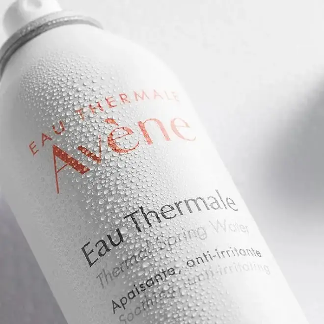 Avène Eau Thermale Spray 300 ml (Apaisant & anti‑irritant) Spray Avène Eau Thermale 150 ml, blanc avec gouttes d’eau, apaisant et anti‑irritant, pour peau sensible