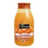 Un flacon de gel douche gommage Cottage "Tendre Caramel", contenant des grains naturels, sur fond blanc.