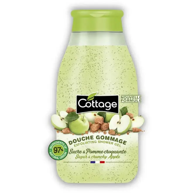 Gel douche gommage Cottage (97% d'origine naturelle) Un flacon de gel douche gommage Cottage au sucre et à la pomme croquante, sur fond blanc.