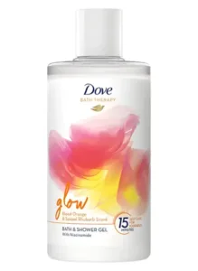 Un flacon blanc de gel douche Dove "Glow" à l'orange sanguine et à la rhubarbe épicée, sur fond blanc.