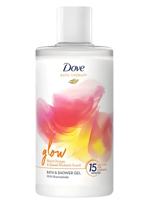Gel douche Dove (400ml) : Un soin de 15 minutes Un flacon blanc de gel douche Dove "Glow" à l'orange sanguine et à la rhubarbe épicée, sur fond blanc.