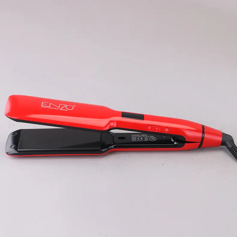 Fer à Lisser ENZO Professional Fer à lisser rouge ENZO Professional avec plaques noires, posé ouvert sur un fond gris clair.
