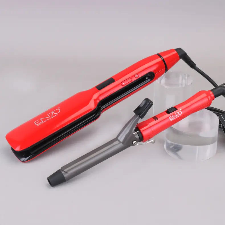 Kit de Coiffure ENZO 2-en-1 (Lisseur + Boucleur) Le fer à lisser et le fer à boucler rouges ENZO sont posés sur un socle transparent sur fond gris.