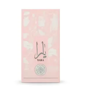 Boîte rose à motifs floraux avec texte arabe et “YARA”, sceau circulaire “Eau de Perfume Natural Spray 100 ML S.A.F.I.”