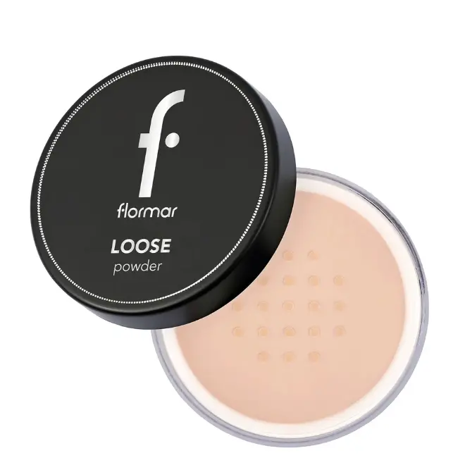 Poudre Libre Flormar (003 Medium Sand) Une boîte de poudre libre Flormar 003 Medium Sand, avec le couvercle noir ouvert, révélant la poudre fine et beige à l'intérieur.