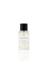 Flacon de parfum pour homme Azuro Intense 50 ml, Maison Groom, avec un bouchon noir, sur fond blanc avec reflet.