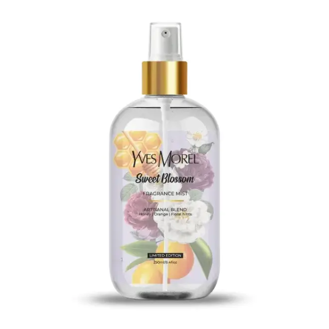 Brume Parfumée Yves Morel Sweet Blossom (250ml) Bouteille de brume parfumée Yves Morel Sweet Blossom, 250ml, avec capuchon doré et motifs de fleurs, d'orange et de miel.