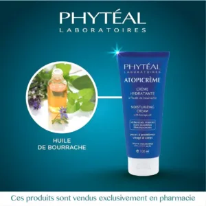 Tube de Phyteal Atopicrème à côté d'une fiole d'huile de bourrache et de fleurs de bourrache sur un fond dégradé bleu foncé.