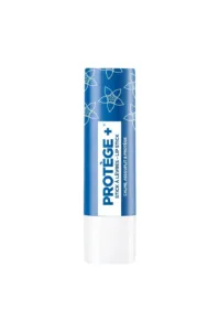 Stick à lèvres bleu et blanc « PROTÈGE + » avec motifs floraux, calme, assouplit et protège les lèvres.