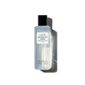 Brume Love Moment (265 ml) par Emmanuelle Jane (Parfum luxe) Brume parfumée Love Moment (265 ml) Emmanuelle Jane, flacon transparent élégant avec bouchon noir brillant.