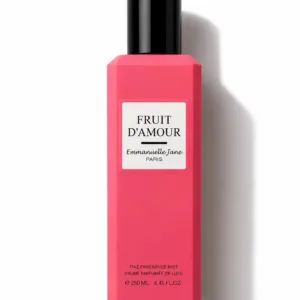 Flacon de brume parfumée Fruit d'Amour Emmanuelle Jane Paris, format 250ml de couleur corail tenu à la main en boutique.