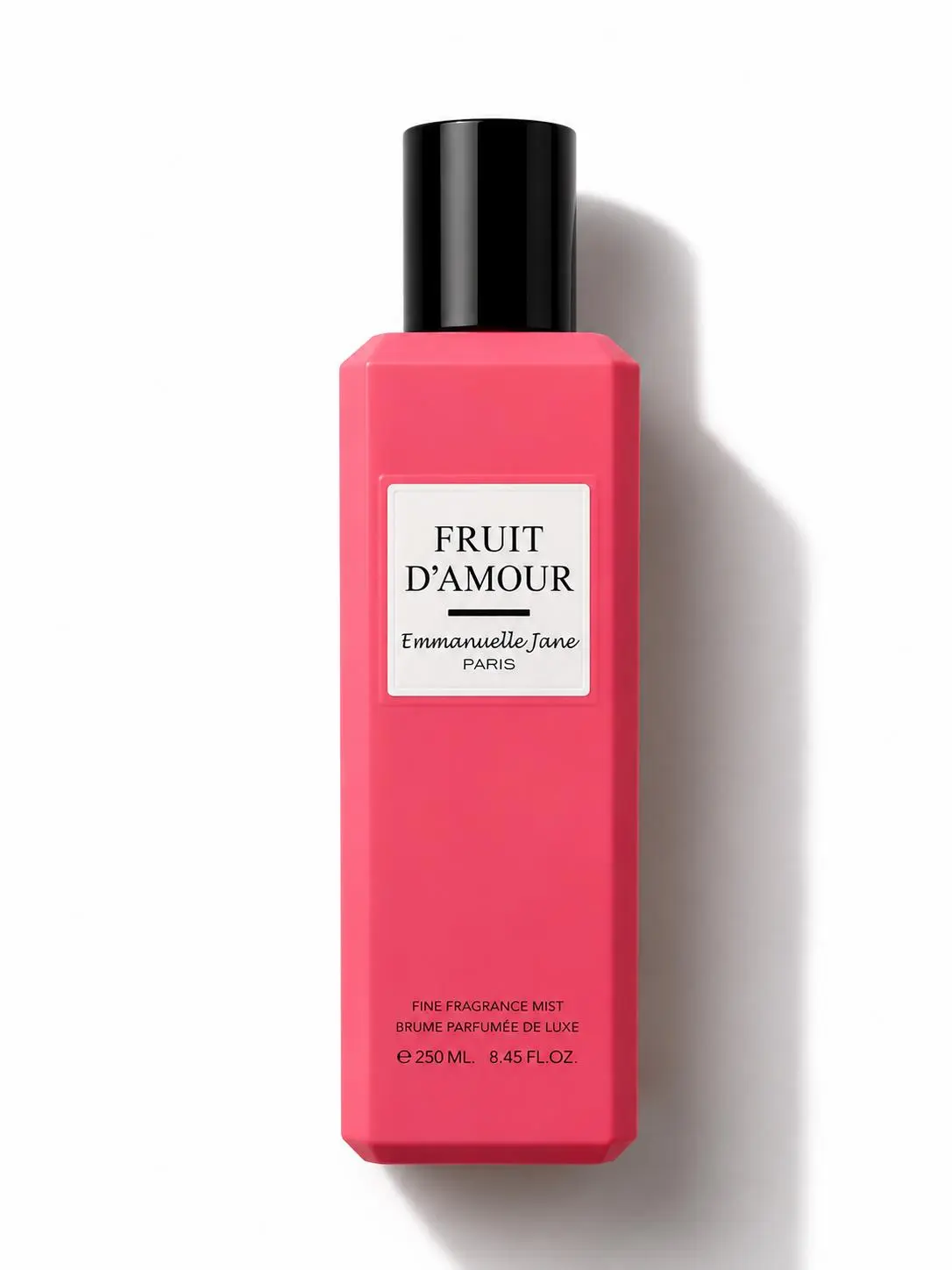 brume-Fruits-d-amour-1 Flacon de brume parfumée Fruit d'Amour Emmanuelle Jane Paris, format 250ml de couleur corail tenu à la main en boutique.