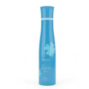 Brume parfumée Luna Blue, flacon bleu élégant avec motif trèfle clair, posé sur bois à côté d’un miroir.