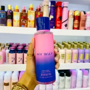 Main tenant un flacon dégradé rose‑bleu “MY WAY”, Hair & Body / Corps & Cheveux, Fragrance Mist, 250 ml/8.4 fl oz.