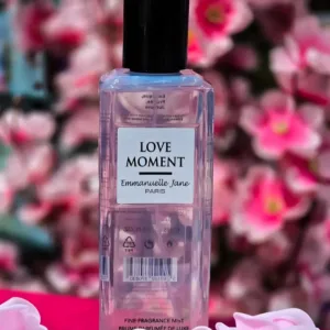 Brume parfumée Love Moment d'Emmanuelle Jane Paris dans un flacon transparent, entourée de fleurs de cerisier roses.