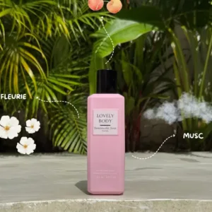 Flacon rose Lovely Body entouré d'icônes de cerises, fleurs blanches et nuage de musc sur fond tropical.