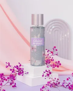 Bouteille de brume parfumée « Shine and Sparkle » décor papillons, fleurs violettes et roses sur fond doux rose-lilas.