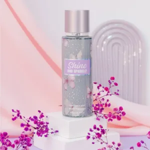 Bouteille de brume parfumée « Shine and Sparkle » décor papillons, fleurs violettes et roses sur fond doux rose-lilas.