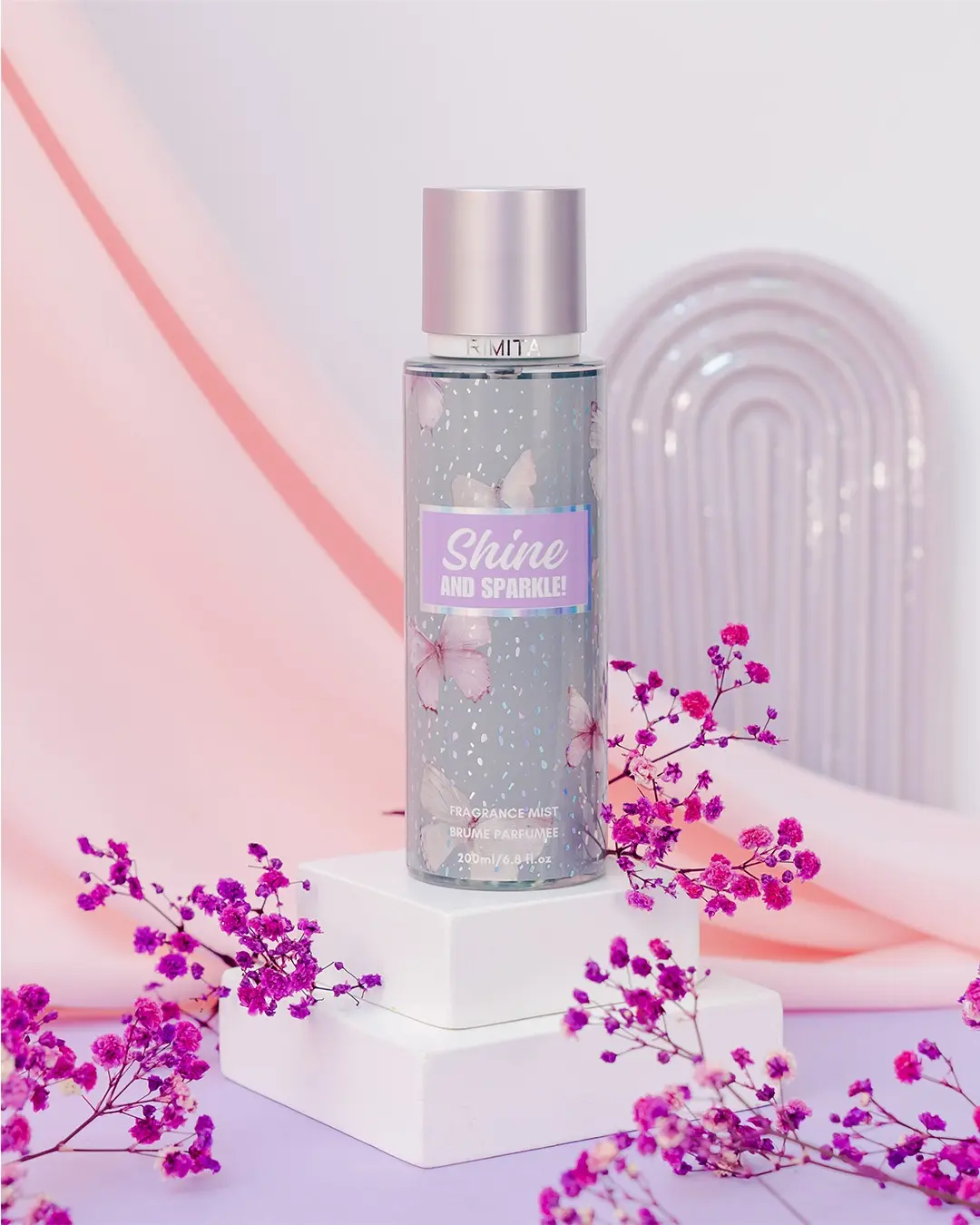 Shine and Sparkle (Brume parfumée RIMTA – 200ml – 2025) Bouteille de brume parfumée « Shine and Sparkle » décor papillons, fleurs violettes et roses sur fond doux rose-lilas.