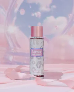 Flacon Sweet & Serene 200 ml, bouchon rose, fond pastel rêveur avec ruban rose, posé élégamment sur surface douce.