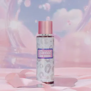Flacon Sweet & Serene 200 ml, bouchon rose, fond pastel rêveur avec ruban rose, posé élégamment sur surface douce.