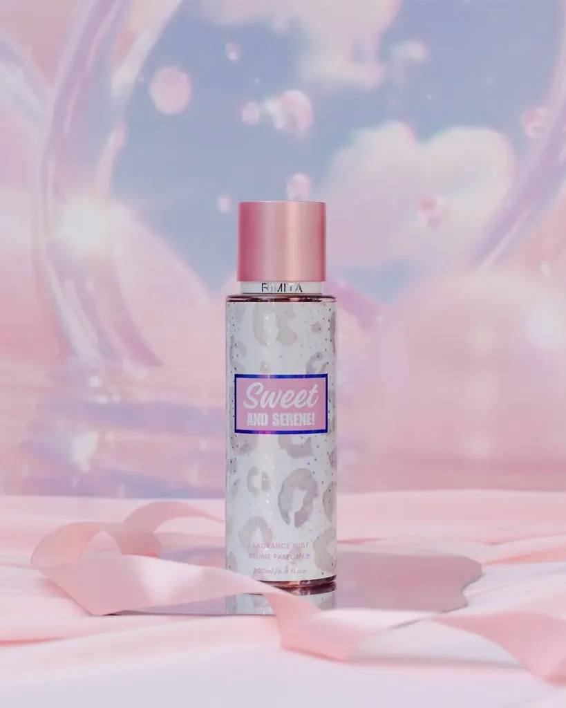 Flacon de brume corporelle Rimita Sweet and Serene 200 ml à bouchon rose sur fond pastel.