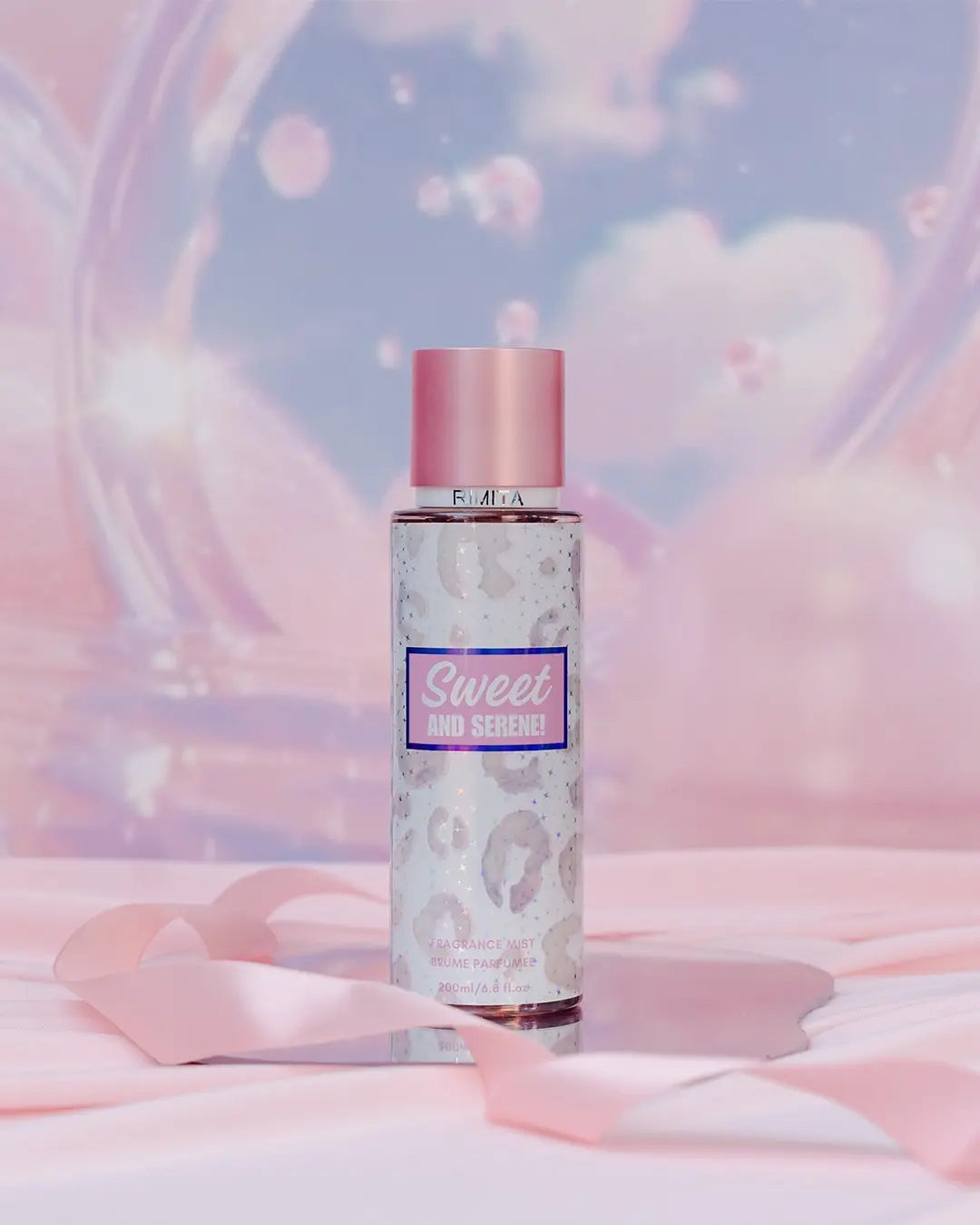 Sweet & Serene 200 ml (Brume Parfumée Rimita Femme 2025) Flacon Sweet & Serene 200 ml, bouchon rose, fond pastel rêveur avec ruban rose, posé élégamment sur surface douce.