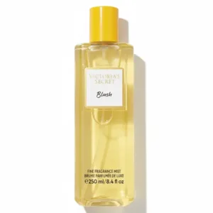 Flacon jaune Victoria’s Secret Blush 250 ml avec bouchon doré, étiquette élégante, posé sur surface boisée.