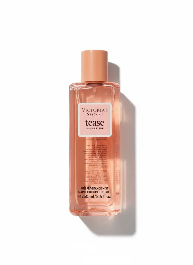 Victoria’s Secret Tease Sugar Fleur 250 ml (Brume Gourmande) Brume Victoria’s Secret Tease Sugar Fleur 250 ml sur table en bois, flacon rose élégant et lumineux.