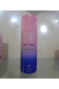 Une bouteille de déodorant "MY WAY" rose et bleue, avec le logo Loyal en bas. L'image est sur un fond blanc uni.