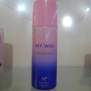 Une bouteille de déodorant "MY WAY" rose et bleue, avec le logo Loyal en bas. L'image est sur un fond blanc uni.