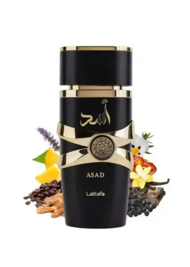 Parfum Assad Lattafa (30 ml) – Le Meilleur Dupe Homme ! Bouteille de parfum Assad Lattafa noire et dorée, posée avec des grains de café, une gousse de vanille et des fleurs.