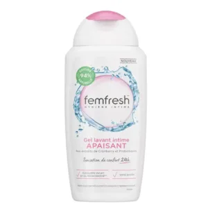 Bouteille blanche Femfresh gel lavant intime apaisant, capuchon rose, éclaboussures d’eau et cercle rose