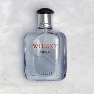 Flacon de parfum Whisky Silver en verre bleuté avec bouchon argenté, posé sur un fond texturé effet marbre blanc.