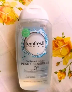 Bouteille Femfresh gel lavant intime peaux sensibles, 250 ml, blanche avec éclaboussures bleues, 0 % parfum et colorant