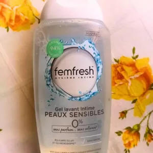 Bouteille Femfresh gel lavant intime peaux sensibles, 250 ml, blanche avec éclaboussures bleues, 0 % parfum et colorant