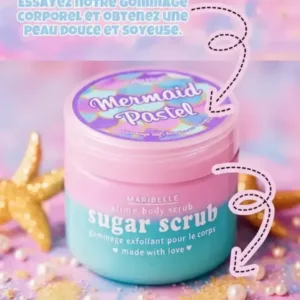 Pot de gommage corporel Maribelle Sugar Scrub Mermaid Pastel, bicolore rose et bleu, posé sur une surface de sable et de perles.