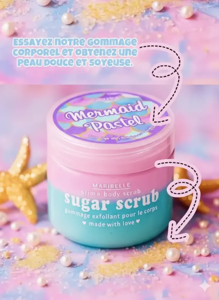 Gommage Corps Maribelle (300 ml) – Douceur Licorne ! Pot de gommage corporel Maribelle Sugar Scrub Mermaid Pastel, bicolore rose et bleu, posé sur une surface de sable et de perles.