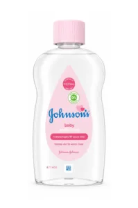 Bouteille transparente d'huile pour bébé Johnson's avec étiquette rose, indiquant "baby oil" et "300ml".