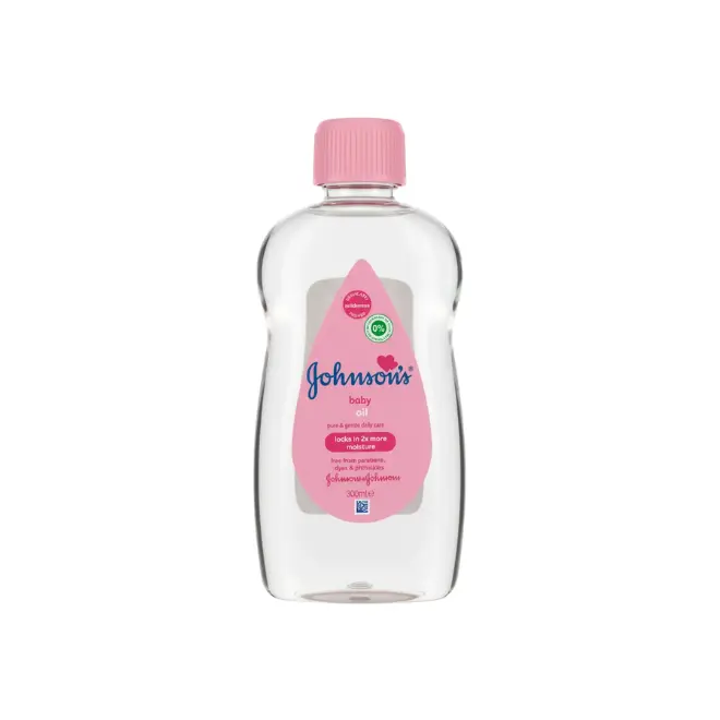 Huile Bébé Johnson's : 1 Peau Douce (300 ml) Bouteille transparente d'huile pour bébé Johnson's avec étiquette rose, indiquant "baby oil" et "300ml".