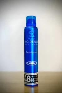 Aérosol bleu “Incidence Pour Homme Déodorant” 200 ml, promesse de fraîcheur intense 48h et protection anti‑traces.