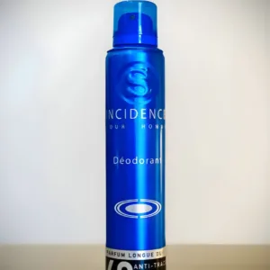 Aérosol bleu “Incidence Pour Homme Déodorant” 200 ml, promesse de fraîcheur intense 48h et protection anti‑traces.
