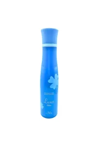 Brume parfumée Luna Blue, flacon bleu élégant avec motif trèfle clair, posé sur bois à côté d’un miroir.