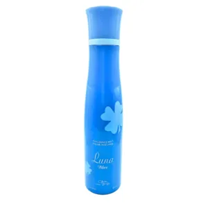 Brume parfumée Luna Blue, flacon bleu élégant avec motif trèfle clair, posé sur bois à côté d’un miroir.