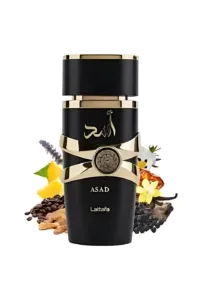 Bouteille de parfum Assad Lattafa noire et dorée, posée avec des grains de café, une gousse de vanille et des fleurs.