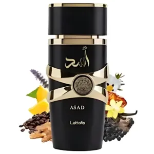 Bouteille de parfum Assad Lattafa noire et dorée, posée avec des grains de café, une gousse de vanille et des fleurs.