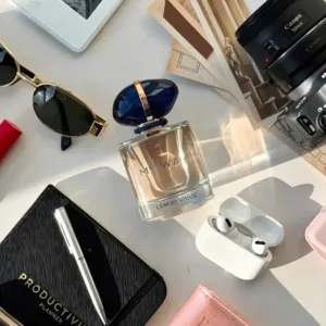Flacon My Way Giorgio Armani sur un bureau avec lunettes de soleil, appareil photo et carnet. Ambiance voyage et élégance.