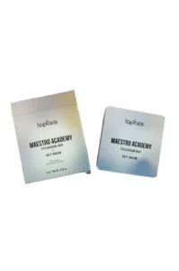 Boîte et palette de fards à paupières Topface Maestro Academy Eyeshadow Bar Soft Dream sur une surface grise texturée.