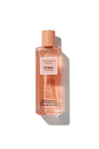 Brume Victoria’s Secret Tease Sugar Fleur 250 ml sur table en bois, flacon rose élégant et lumineux.